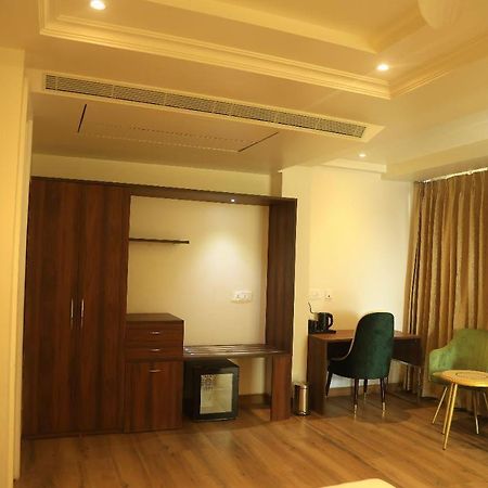 Sapphire Sky Hotel Dehradun Eksteriør billede