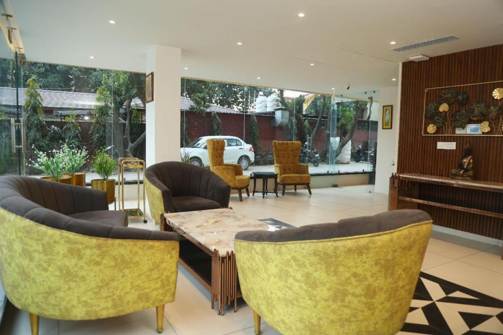 Sapphire Sky Hotel Dehradun Eksteriør billede
