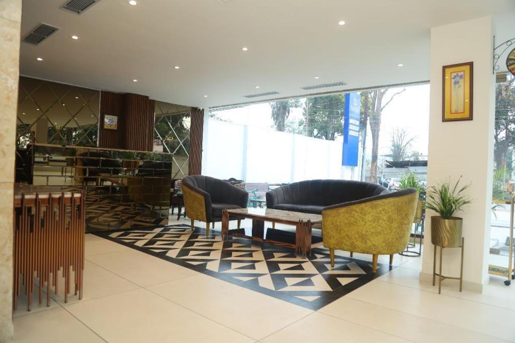 Sapphire Sky Hotel Dehradun Eksteriør billede