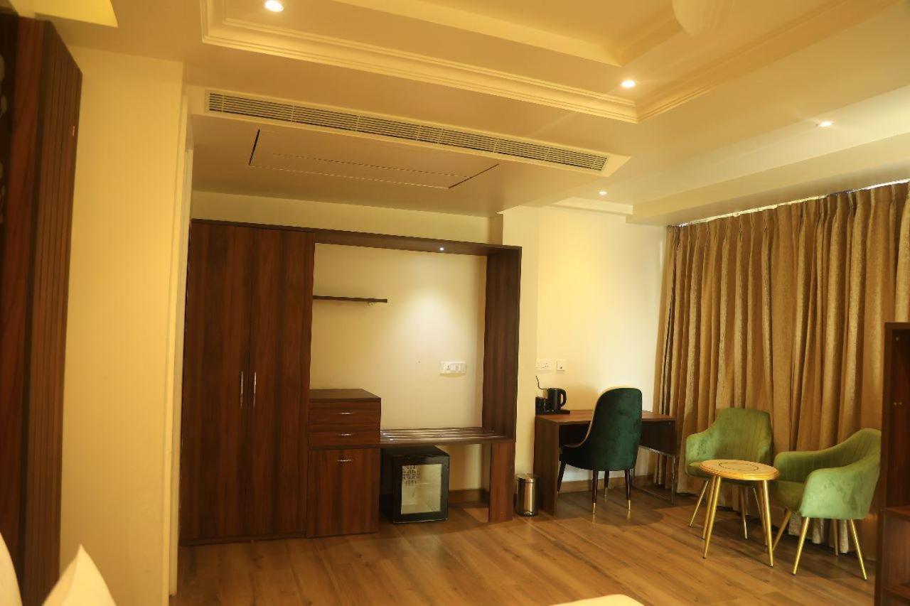 Sapphire Sky Hotel Dehradun Eksteriør billede